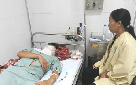 Nam thanh niên bị cọc treo màn đâm xuyên từ cổ lên mũi