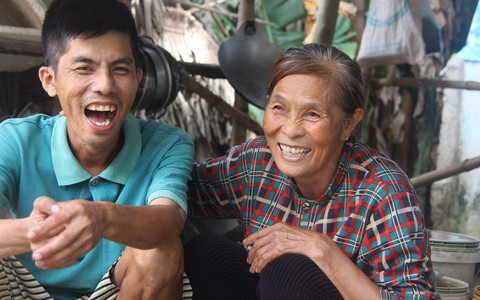 Vợ chồng già cắt cỏ thuê nuôi 4 người con tâm thần: "Nhờ mọi người giúp đỡ, con tôi không còn nhịn đói nữa"