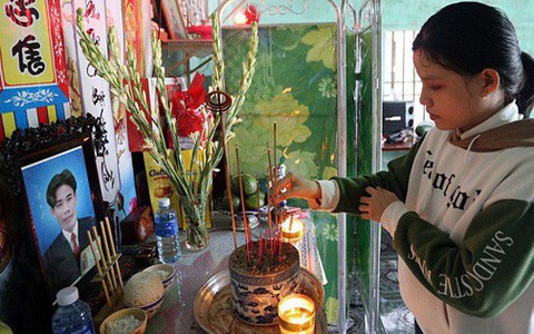 Nữ sinh đội 2 tang cùng lúc đỗ đại học hơn 21 điểm: "Thi xong môn cuối là chạy một mạch về chôn cất ba, rồi nói con làm bài tốt lắm..."