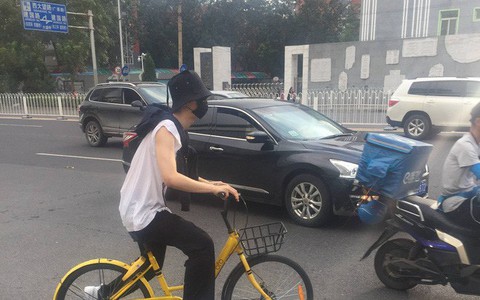 Em trai Phạm Băng Băng đạp xe dạo phố phớt lờ tin chị gái bị giam lỏng tại Bắc Kinh 