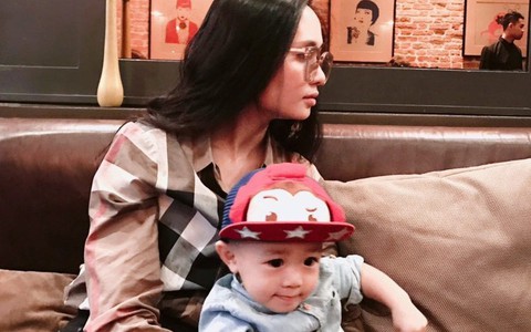 Vợ của tiền đạo Văn Quyết:  Xinh như hoa, lại là con nhà đại gia