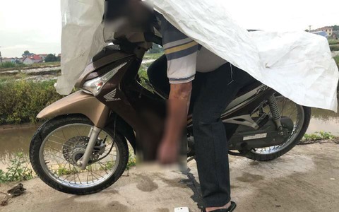 Nam thanh niên chết trong tư thế ngồi gục trên xe máy ngoài cánh đồng