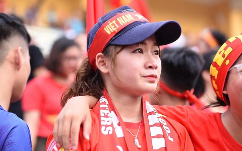 Người hâm mộ bật khóc, nhiều người ôm tim khi Olympic Việt Nam vuột mất huy chương đồng