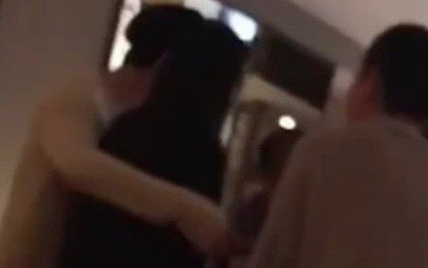 Rộ clip Tỉnh Bách Nhiên ôm đàn chị Lý Băng Băng, dấy lên nghi vấn hẹn hò hậu chia tay Nghê Ni
