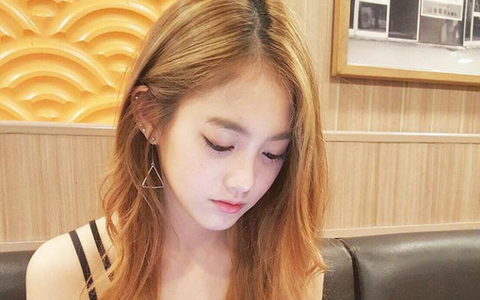 Chồng các mẹ lưu tên vợ trong danh bạ điện thoại là gì, có kiểu "thách bé cười tươi" như những ông chồng này không? 