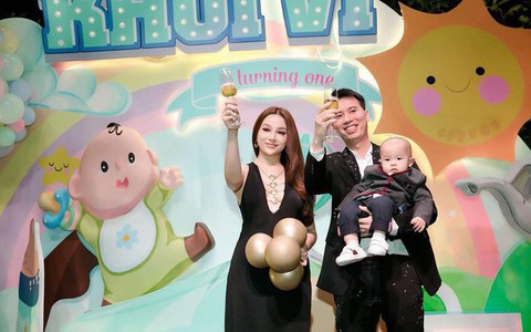 Sinh nhật 1 tuổi của con trai Huyền Baby, hết mẹ đến con dát đồ hiệu gần trăm triệu đồng