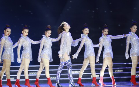 Hồ Ngọc Hà diện trang phục bó sát khuấy động sân khấu Chung kết Hoa hậu Việt Nam 2018 với 2 bản hit mới