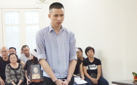 Xét xử nam thanh niên sát hại người phụ nữ ở chung cư cao cấp tại Hà Nội: Người nhà nạn nhân mang di ảnh đến tòa