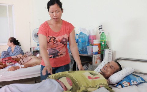 Người phụ nữ để con ở quê, tuyệt vọng vào Sài Gòn nuôi “chồng hờ” gặp nạn ngoài đảo xa với viện phí cao ngất 