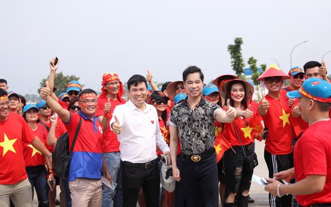 Ngọc Sơn cùng học trò Michael Lang thưởng nóng 250 triệu cho tuyển Olympic Việt Nam