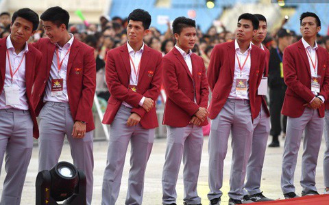 Ảnh: Các cầu thủ Olympic Việt Nam xuống sân Mỹ Đình tham dự lễ vinh danh trong sự reo hò của hàng ngàn người hâm mộ