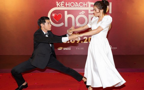 Hoàng Yến Chibi và Quang Đăng tình tứ nhảy múa trong họp báo 