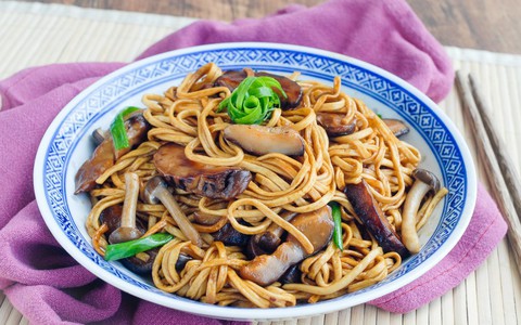 Bữa trưa làm nhanh ăn ngon với mì xào nấm