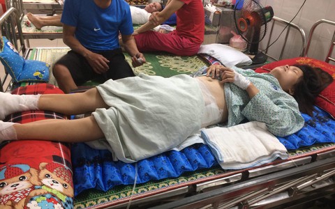 Bị bỏng nặng, da thịt thối rữa, người phụ nữ bị tê liệt chân tay vẫn phải cắn răng chịu đựng vì không đủ tiền nhập viện