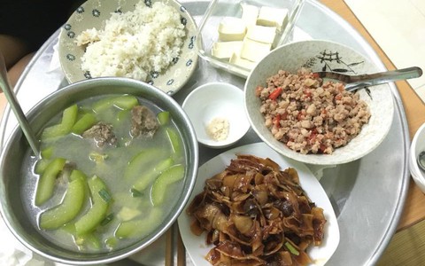 Mâm cơm cữ chồng nấu mỗi ngày "ngon không cưỡng được" nhưng vợ vẫn không vui, thì ra lý do là vì thế này