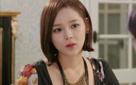 Mẹ đẻ vừa rời đi mẹ chồng đã nấu bữa cơm cữ nuốt không trôi, nàng dâu nói 1 câu khiến bà khiếp vía