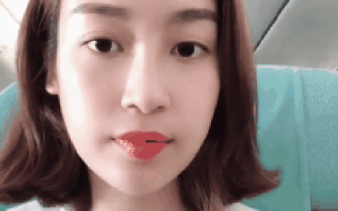 Đỗ Mỹ Linh thoa đồ dưỡng da khi vẫn còn lớp makeup kĩ lưỡng, hình như có chút sai nhẹ ở đây?
