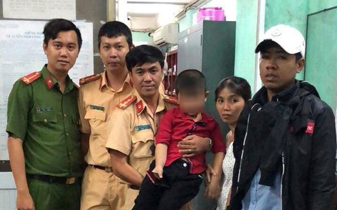 TP.HCM: Bé trai 5 tuổi đi lạc lúc xem bắn pháo hoa may mắn đã tìm được bố mẹ