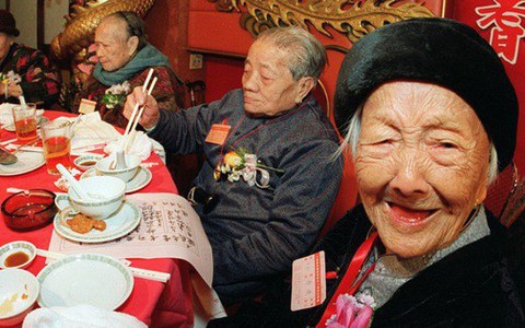 Cả nhà ra đây mà xem: Già chống gậy đi còn khó mà vẫn hăng hái đến họp lớp - chuyện chỉ có ở Trung Quốc
