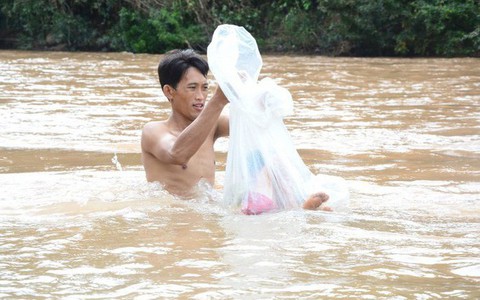 Giáo viên Huổi Hạ cũng từng phải chui túi nilon qua suối dạy học, thương các em mà không biết sao để thay đổi nghịch cảnh