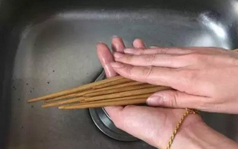 Thói quen rửa đũa kiểu này hầu như ai làm cũng tưởng tốt cho sức khỏe, ai dè rước bệnh vào thân!