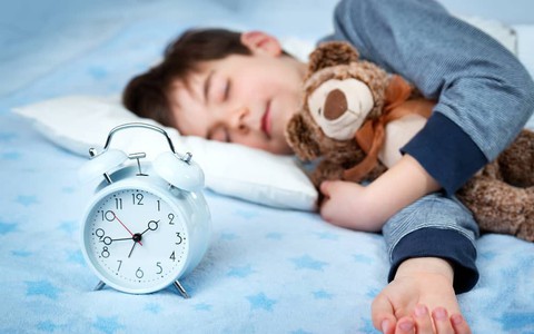 Nhìn bảng thời gian ngủ được chuyên gia khuyến cáo, nhiều cha mẹ sẽ giật mình vì con đang thiếu ngủ trầm trọng