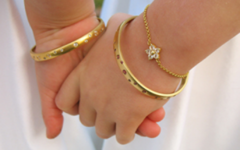 Thấy cháu được tặng vàng trong ngày thôi nôi, bà bác dâu ghen tức buông lời rủa độc, cách ứng xử của mẹ bé khiến ai nấy hả hê