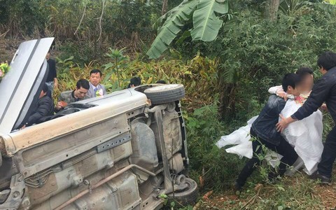 Nghệ An: Xe hoa bất ngờ lao xuống vệ đường, cô dâu chú rể may mắn thoát nạn