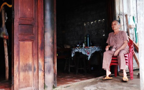 Chồng mất, con biền biệt ngoài biển khơi, bà cụ gần 80 tuổi đón Tết cô độc trong căn nhà gạch cũ