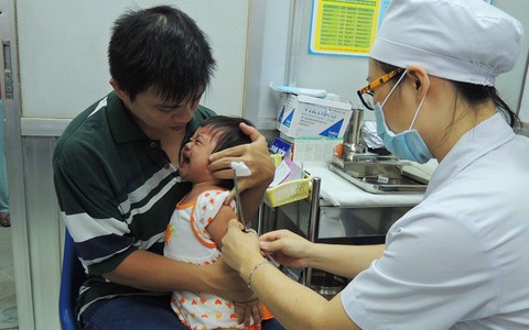 Từ tháng 1/2018, trẻ sơ sinh đến 5 tuổi bắt buộc phải tiêm đủ 10 loại vắc xin