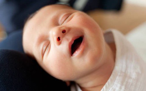 Ngắm khuôn mặt hạnh phúc của những em bé no sữa sau khi bú mẹ