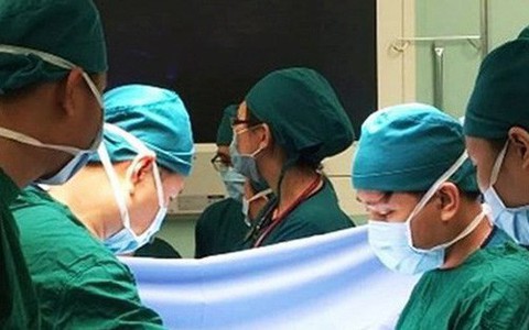 Cứu sống bé trai nguy kịch vì bị thủng ruột từ trong bụng mẹ