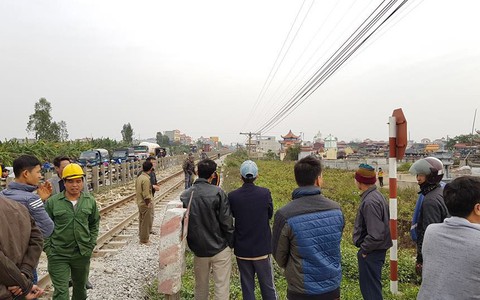 Băng qua đường sắt không quan sát, đôi nam nữ bị tàu hỏa đâm tử vong