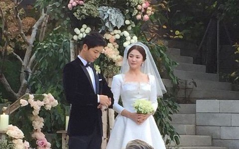 Chuyện đám cưới Song Song giờ mới kể: Vì phản ứng này của Song Hye Kyo, nữ ca sĩ thân thiết đã bật khóc