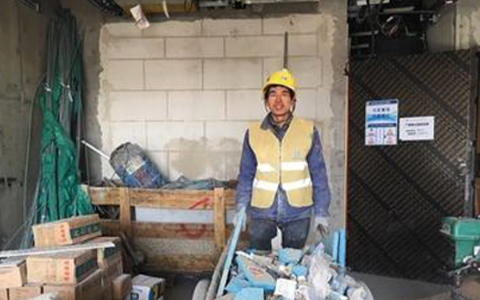 Người đàn ông tối nào cũng cầm điện thoại ra ga tàu điện ngầm và câu chuyện đẫm nước mắt phía sau