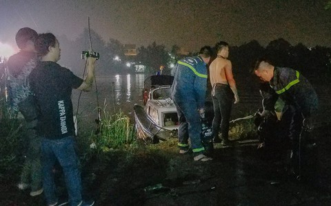 Chùm ảnh: Trắng đêm khắc phục sự cố sập cầu Long Kiển, nhiều phương tiện rơi xuống sông ở Sài Gòn