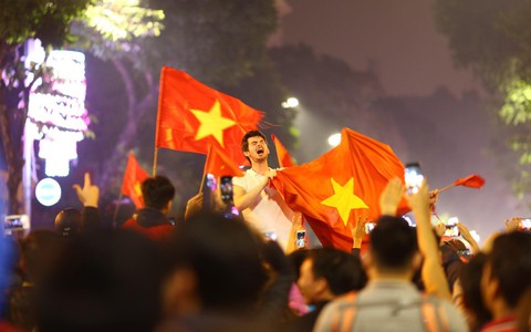 U23 Việt Nam ngược dòng vào bán kết, hàng triệu CĐV mang cờ tổ quốc đổ ra đường ăn mừng chiến thắng