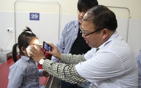 Càng gần Tết cha mẹ càng cẩn trọng để tránh những tổn thương mắt không đáng có ở trẻ