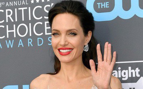 Angelina Jolie chỉ nặng 35 kg vì nhịn ăn và không ngừng uống cà phê, hút thuốc?