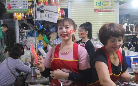 Tiểu thương Đà Nẵng treo quốc kỳ khắp chợ, nghỉ bán sớm để cổ vũ cho đội tuyển U23 Việt Nam