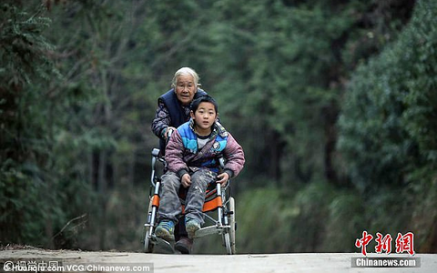 Cụ bà 76 tuổi ngày ngày còng lưng vượt hơn 24 cây số đưa cháu trai tật nguyền tới trường khiến nhiều người cảm phục