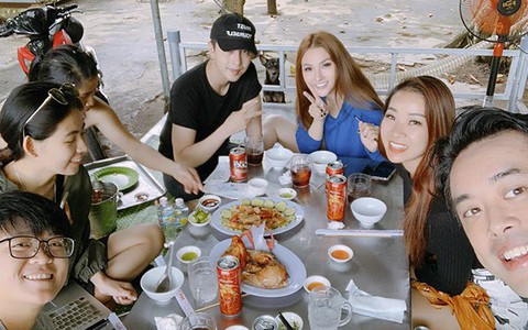 Thu Thủy được "bạn trai tin đồn" tháp tùng khi đi diễn xa, thoải mái chụp hình không còn e ngại như xưa 