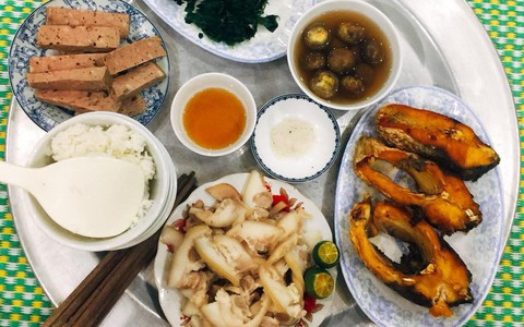 Sống ảo với mâm cơm ngon bổ rẻ, mẹ trẻ lặn mất tăm khi bị người quen "bóc mẽ" khiến chị em phì cười