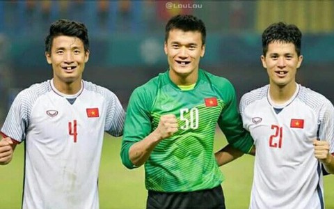 Trước thềm trận đấu với Iran, ảnh chế răng sún của các tuyển thủ Việt Nam khiến người hâm mộ cười rung người 