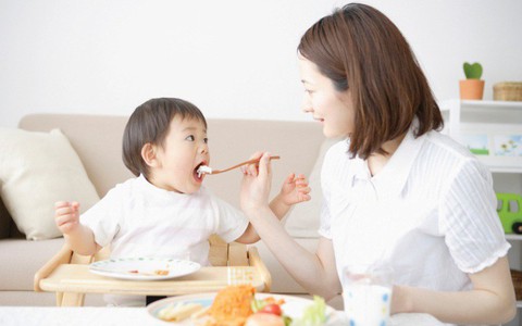 Trẻ chưa đến độ tuổi này mà đã ăn như người lớn thì chẳng có ích lợi gì mà còn hại thêm nhiều