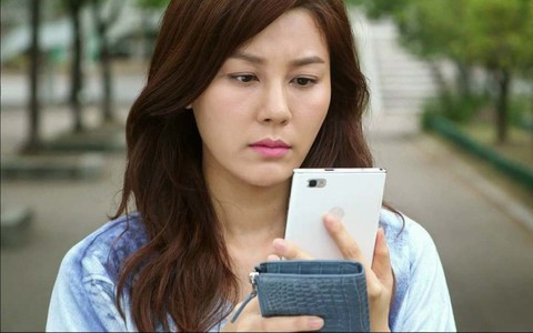 Chồng lén lút nhắn tin với gái lạ, vợ dùng chiêu này khiến chồng phải cuống cuồng bỏ điện thoại lo giữ vợ