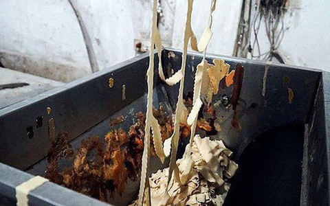 "Mục kích" cơ sở sản xuất bánh kẹo bẩn ở Hà Nội ngày cận Tết