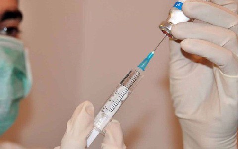 Chuyện giật gân: Người đàn ông tự tiêm tinh dịch vào tay để chữa đau lưng