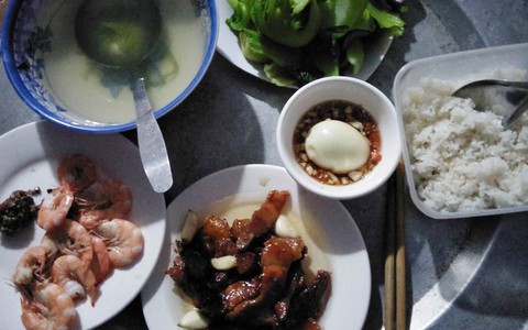 Khoe mâm cơm mẹ chồng để phần, nàng dâu trẻ khiến chị em xuýt xoa khi nhìn thấy đĩa tôm