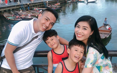 Khép lại 1 năm đầy thị phi, MC Hoàng Linh hớn hở chào 2019 hạnh phúc bên chồng sắp cưới